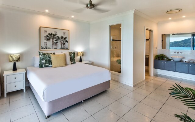 Lagoon 206 on Hamilton Drive