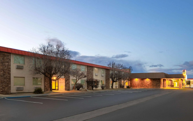 Super 8 by Wyndham Fallon