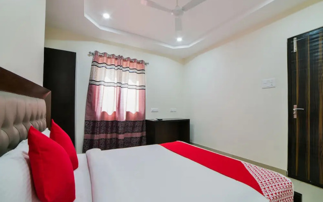 OYO 23589 Crown Palace