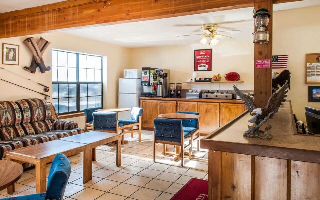 Econo Lodge Eagle Nest