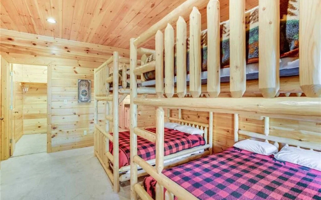 Big Bear Lodge - Five Bedroom Cabin