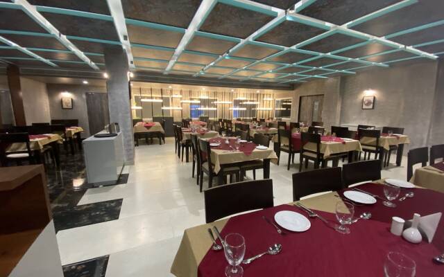 Hotel Aarunya Royale