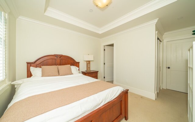 Elegant & Cozy Escape West Vancouver