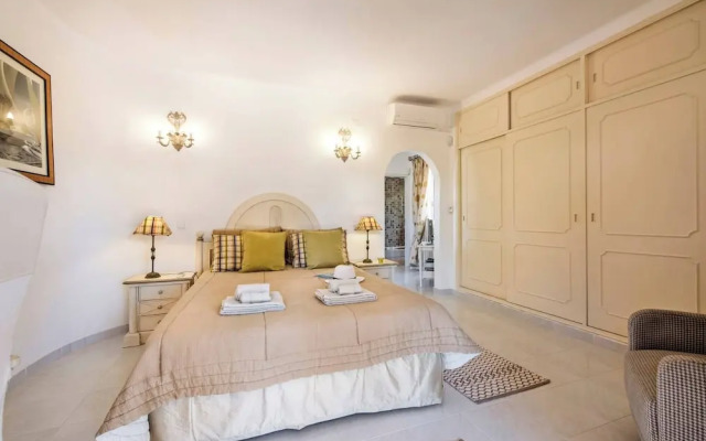 4 Bedrooms Private Pool Close To All Amenities