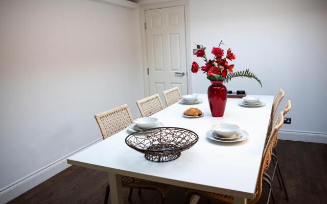 Apt 3, Trafalgar Sq (Duplex, 3rd & 4th flr)