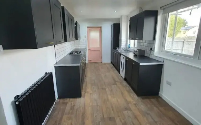 Room in Guest Room - Cozy Single Room in Leicester
