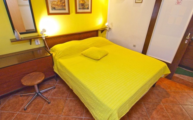 Apartment 875
