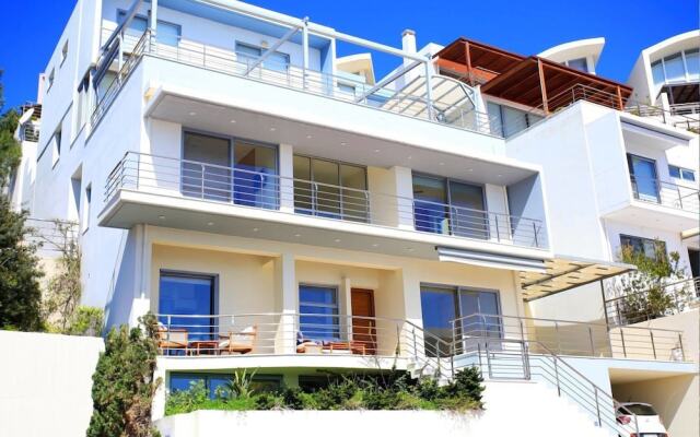 Seafront home 4' walk to private beach