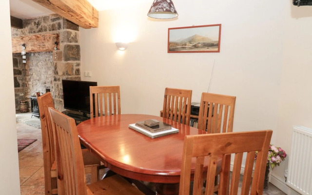 2 Hwyrfryn Stables
