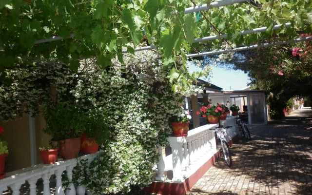 Eleni Family Apartments
