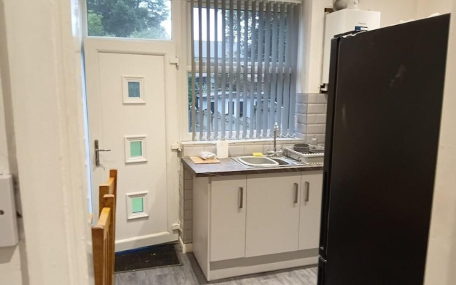 3 Bed House Sleeps 5 - On-site Parking - Smart TVs