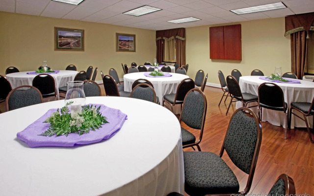 Holiday Inn Express & Suites Charlotte Arpt-Belmont by IHG