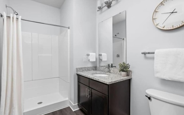 CozySuites Stunning 4BR near WholeFoods