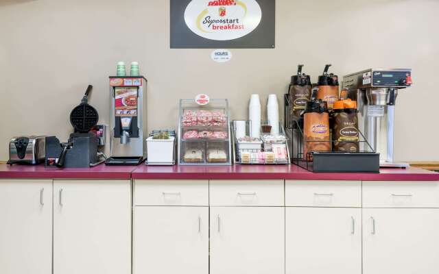 Super 8 by Wyndham Newcomerstown