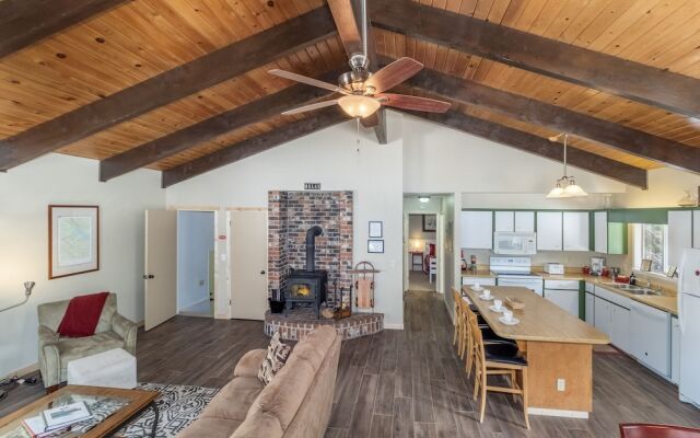 Maple Leaf Lodge 3 Bedroom Home by NW Comfy Cabins by RedAwning