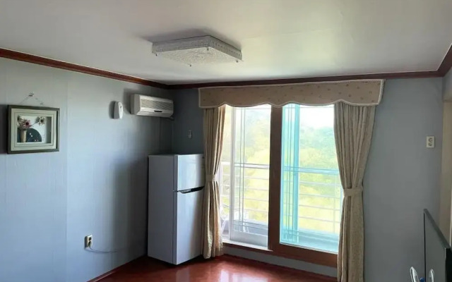 Sokcho Haeoleumhouse