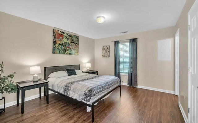 Have The Best Stay At Our Modern Art Gallery Home 3 Bedroom Home by Redawning