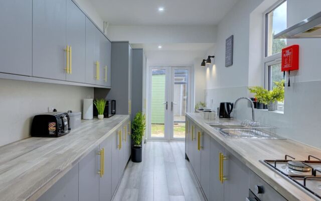 Hollis Road Coventry - Luxury 5 Bedroom House