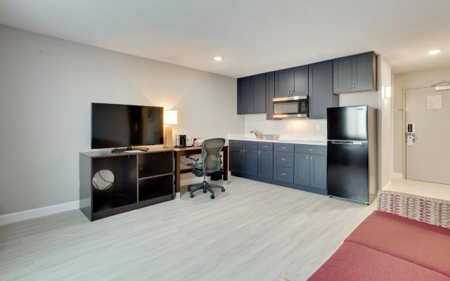 Orangewood Inn & Suites Kansas City Airport