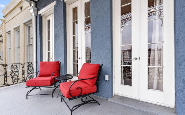 Luxurious Lower Garden District Condo w/ Balcony!