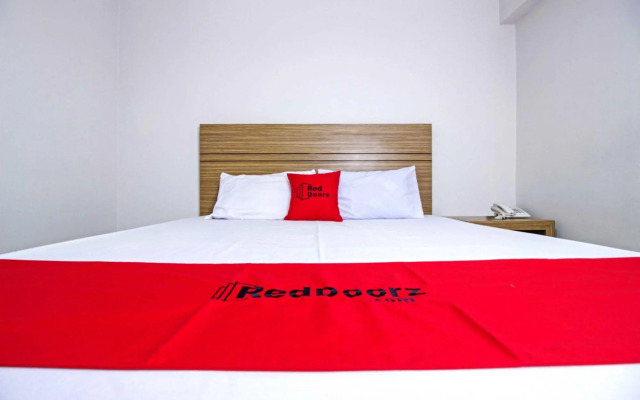 RedDoorz Plus @ Cibogo Bawah