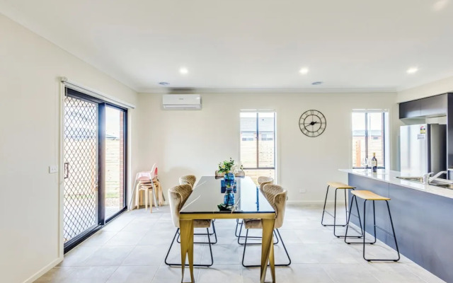 StayAU Charming 4BR Retreat Wyndham Vale