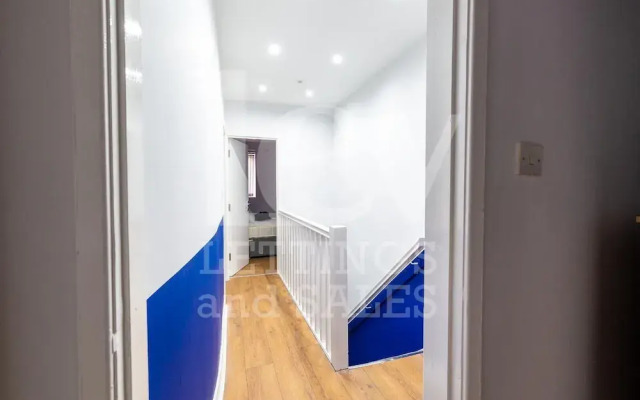 Lush Apartments 4 Bedroom House Claude
