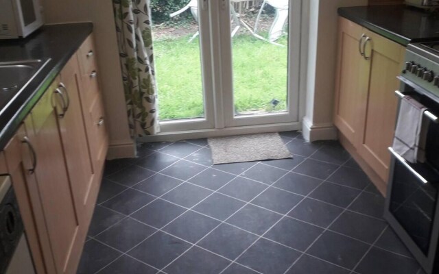 Homely 4-bed House in Manchester