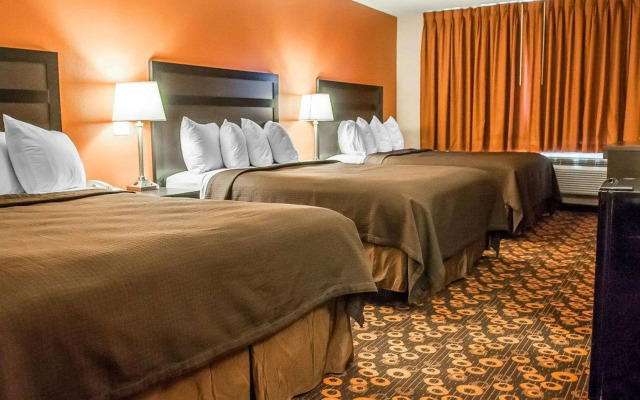 Econo Lodge Inn & Suites