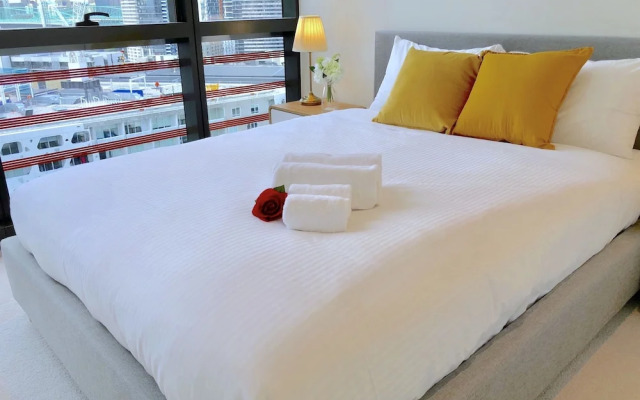 Pride Docklands Waterfront Apartment City View