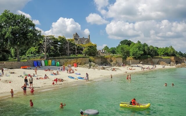 Spacious Villa in Concarneau with Swimming Pool