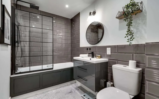 Spacious Modern Camberwell Apartment