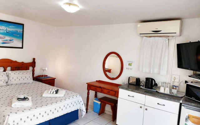 Boathouse Bed and Biscuit - Lower Deck