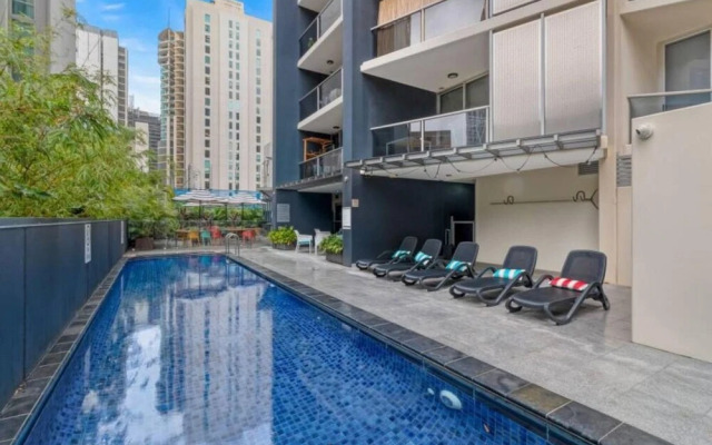 2BR Stunning Views CBD Pool Gym Netflix