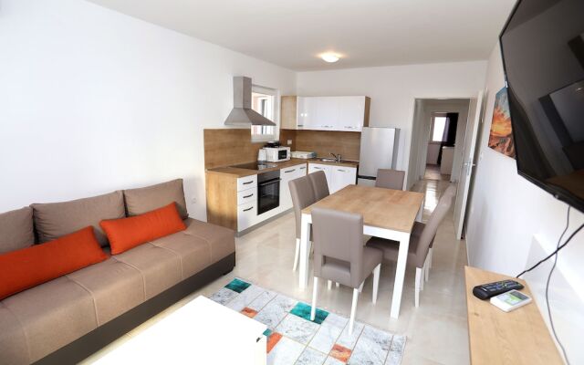 Beautiful 2-bed Apartment in Okrug Gornji