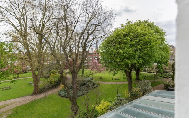 Earls Court Apartments by BaseToGo