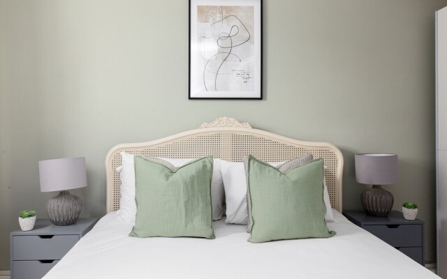 Magnificent 2 Bed Garden Flat in Oval