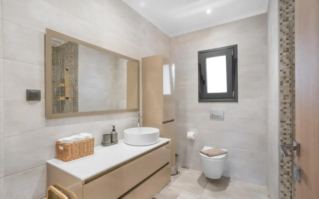 Villa Chriselia - 3 Bedrooms With Sea Access