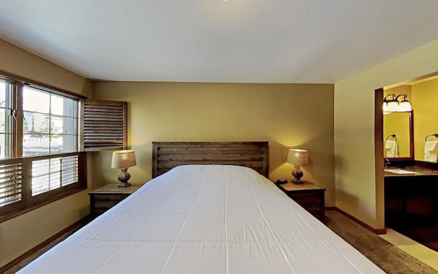 Slopeside Deluxe 2 Bedroom Condo with Free Parking, Spa, Free Gondola (Sierra Megeve 25) by RedAwning