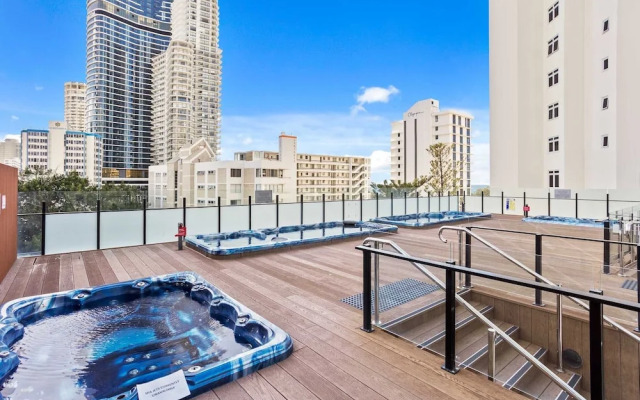 Ocean View Surfers Paradise Studio Suite