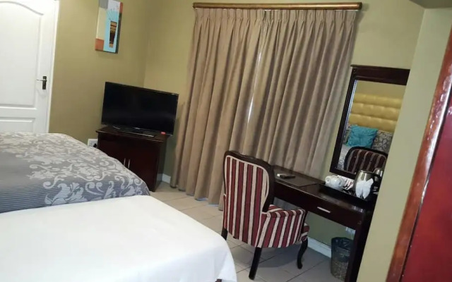 Savoy Lodge With Breakfast Included - Budget Triple Room 3