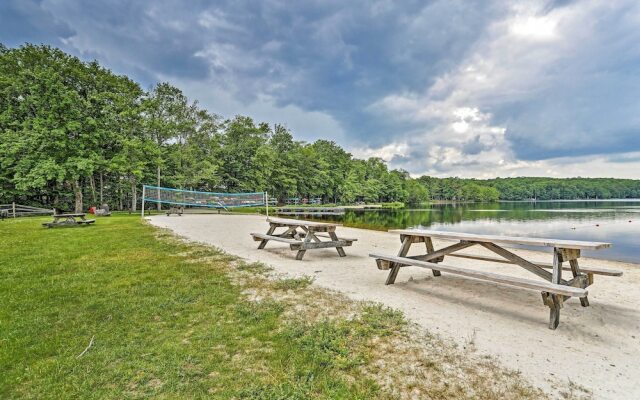 Eco-friendly Poconos Cabin w/ EV Charger!