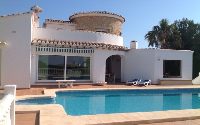 Spacious Villa With Private Swimming Pool in Ambolo