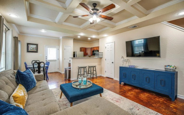 San Antonio Townhome ~ 2 Mi to Aquarium!