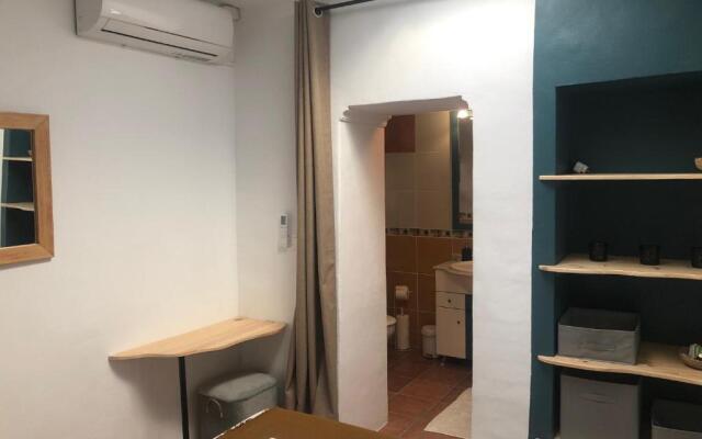 Room with bathroom in private house Casa Mar