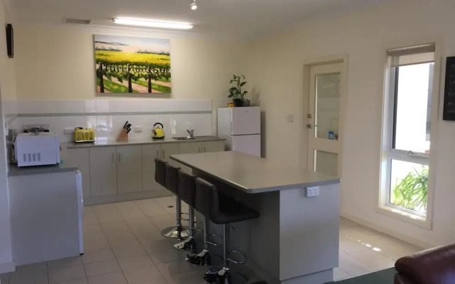 Lyreen's Apartment B&B