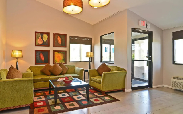 Lexington Inn And Suites-N.W. Chicago/Elgin