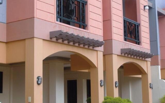 Manora Apartments and Guest House