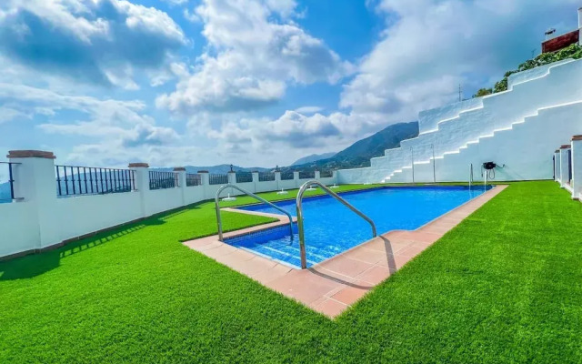 Modern Two Bedroom Apartment With Pool