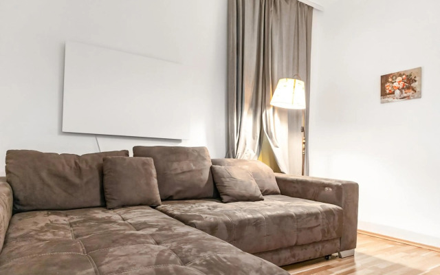 Budget Apartments Well connected to the Whole City